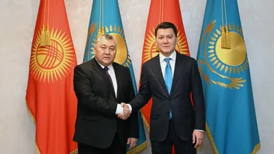 Мемлекеттік кеңесші Ерлан Қарин Алматыда Қырғыз Республикасының Мемлекеттік хатшысы Марат Иманқұловпен кездесті., сурет - Zakon.kz жаңалық 27.11.2025 11:09