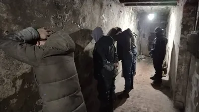 26 қарашада Степногорск қаласында полиция қызметкерлерімен жедел-іздестіру және тергеу іс-шараларының кешенін жүргізу нәтижесінде, құрамында алтын бар шикізатты заңсыз өңдеуді жүзеге асырған адамдардың қызметі тоқтатылды. , сурет - Zakon.kz жаңалық 27.11.2025 16:22