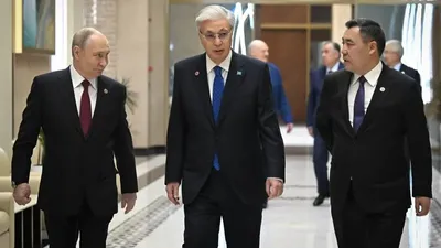 Қазақстан Республикасының Президенті Қасым-Жомарт Тоқаев Бішкекте өтіп жатқан Ұжымдық қауіпсіздік шарты ұйымы Ұжымдық қауіпсіздік кеңесінің кезекті отырысына қатысты.  Саммитке Қырғыз Республикасының Президенті Садыр Жапаров, Беларусь Республикасының Президенті Александр Лукашенко, Ресей Федерациясының Президенті Владимир Путин, Тәжікстан Республикасының Президенті Эмомали Рахмон қатысты.   Мемлекеттер басшылары халықаралық және өңірлік қауіпсіздіктің өзекті мәселелері жөнінде пікір алмасты., сурет - Zakon.kz жаңалық 27.11.2025 12:27