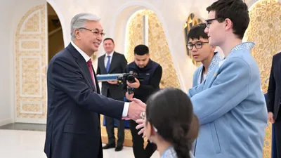 Кездесу, Ақорда, Мемлекет басшысы, әлем біріншілігі, жас шахматшылар , сурет - Zakon.kz жаңалық 28.11.2025 18:59