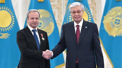 Марапаттау рәсімі, Тоқаев, FIDE президенті, Аркадий Дворкович, ІІ дәрежелі Достық ордені , сурет - Zakon.kz жаңалық 28.11.2025 18:35