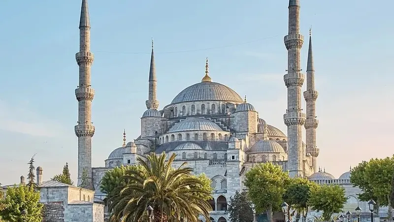 "Аяқ-киімін шешіп қойды". Рим папасы Түркияда болып, Көк мешітке бас сұқты