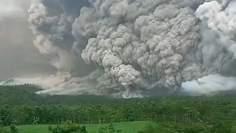 Жойқын су тасқыны болған Индонезияда енді жанартау мінез танытып жатыр