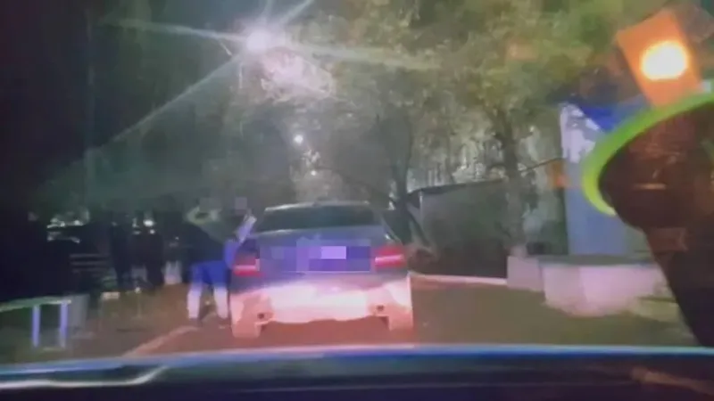 Оралда танысының көлігін айдап кеткен бойжеткен жол апатына ұшырады