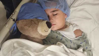 АҚШ-та елефон қуаттағышының жанында ұйықтап қалған бүлдіршінді тоқ соғып, өлім аузынан қалды, сурет - Zakon.kz жаңалық 03.12.2025 11:35