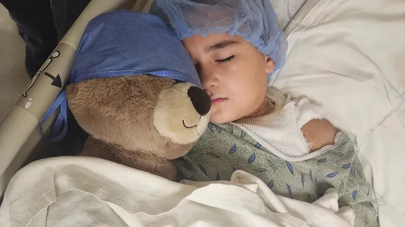 АҚШ-та телефон қуаттағышының жанында ұйықтап қалған бүлдіршінді тоқ соғып, өлім аузынан қалды