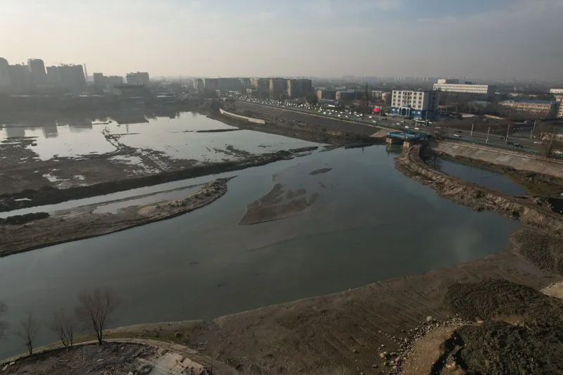 Алматыда Сайран көліндегі понтон көпірлер неге алынып тасталды