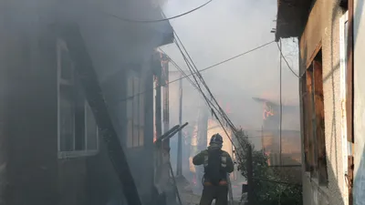 Алматыда өртенген үйдің жертөлесінен ес-түссіз жатқан адам табылды, сурет - Zakon.kz жаңалық 04.12.2025 22:45