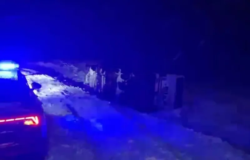 ШҚО-да жолаушылар мінген автобус пен жеңіл автокөлік соқтығысты