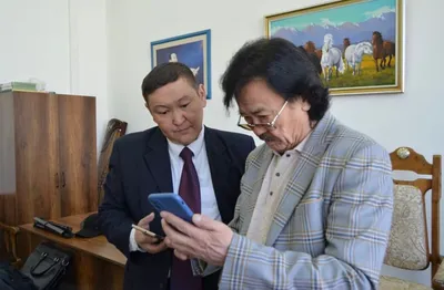 Алматылық журналистің үйінде танымал тұлғалардың қолтаңбасы қалған 200 картина сақтаулы тұр, сурет - Zakon.kz жаңалық 05.12.2025 19:56