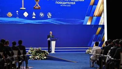 Биылдан бастап 29 қазан "Қазақстан кәсіпкерлері күні" болып ресми түрде бекітілді. Сонымен қатар мен жоғары әлеуметтік жауапкершілік танытып, қайырымдылық істерге мол үлес қосқаны үшін еліміздің үздік кәсіпкерлеріне берілетін арнайы марапат – "Мейірім" орденін тағайындау туралы шешім қабылдадым. Келесі жылдан бастап залда отырған бірқатар кәсіпкер осы мәртебелі орденмен марапатталады. Бұл еліміздегі барша бизнес өкілдеріне деген айрықша құрметтің белгісі болмақ"., сурет - Zakon.kz жаңалық 05.12.2025 13:54