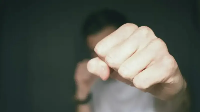 Түркістан облысында жұдырығына ерік берген шенеунік жұмысынан айрылып тынуы мүмкін