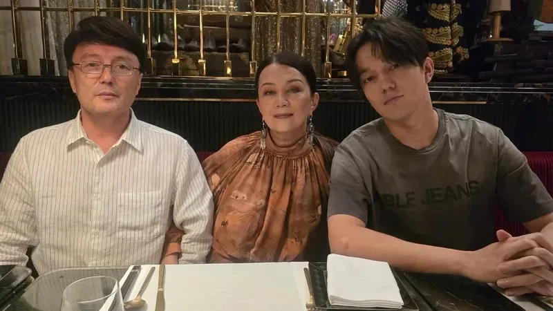 Димаш Құдайбергеннің отбасы атаулы күнді тойлауда