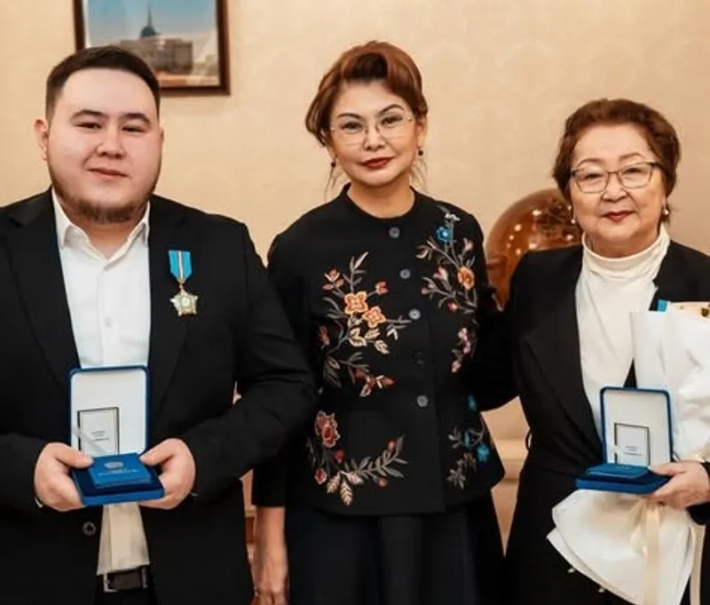 Қазақстандық диджей және музыкалық өңдеуші Иманбек Зейкенов, көпшілікке Imanbek есімімен танымал өнерпаз, "Құрмет" орденімен марапатталды. Бұл жөнінде Zakon.kz Мәдениет және ақпарат министрлігінің баспасөз қызметіне сілтеме жасап хабарлайды., сурет - Zakon.kz жаңалық 08.12.2025 14:42