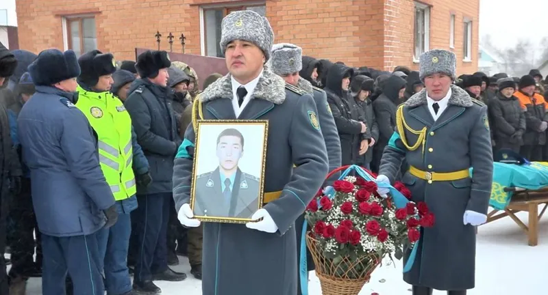 Ақмолалықтар қызмет бабында қаза тапқан полицейді соңғы сапарға шығарып салды