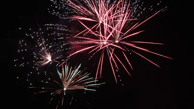 Қаланың қауіпсіздігін қамтамасыз ету мақсатындағы профилактикалық жұмыстар аясында полиция қызметкерлері ТЖД өкілдерімен бірлесіп, пиротехникалық өнімдер сатылатын негізгі орындардың бірін тексерістен өткізді. , сурет - Zakon.kz жаңалық 10.12.2025 12:48