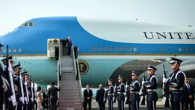 Трамп ұшақта дәретхана маңында тілшілермен сұхбат құрып, келеңсіз жайтқа тап болды, сурет - Zakon.kz жаңалық 10.12.2025 14:27