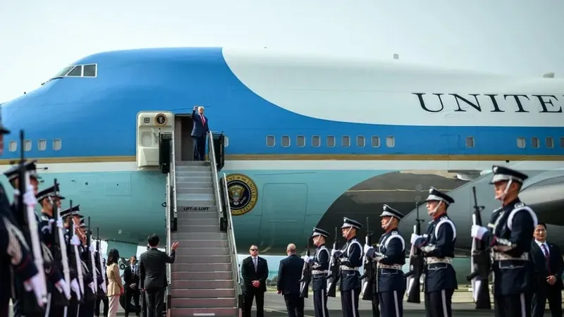 Трамп ұшақта дәретхана маңында тілшілермен сұхбат құрып, келеңсіз жайтқа тап болды