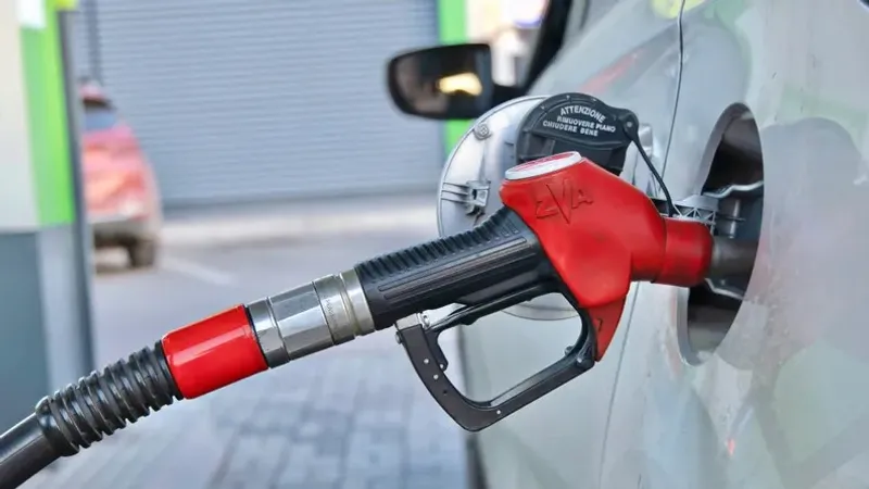 Ақтауда көлікке бензин құйып жатқанда аузында темекесі болған оператор жазаланды