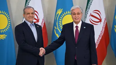 Мемлекет басшысы Қасым-Жомарт Тоқаев пен Иран Президенті Масуд Пезешкиан келіссөз жүргізді  Қасым-Жомарт ТОҚАЕВ:  – Аса құрметті Президент мырза, Қазақстанға қош келдіңіз! Елімізге алғаш рет ресми сапармен келіп отырсыз. Қазақта «Көрші тату болса – құт» деген жақсы сөз бар. Екі елді қарт Каспий байланыстырады. Қазақстан Иранды жақын әрі бауырлас көрші, Орта Шығыстағы сенімді серіктес деп біледі. Біз қашанда Иранға тілеулеспіз. Қиындықтарға қарамастан қарым-қатынасты үзген жоқпыз. Қазақ-иран байланысының тамыры тереңде жатыр. Қос халықтың тарихы – ортақ, салт-дәстүрі мен мәдениеті – ұқсас. Ықпалдастығымыз ғасырлар бойы жалғасып келе жатыр. Қазақ елі әрдайым Иранды қолдайды, арамызда ешқандай түйткіл, иә болмаса, шешілмеген мәселе жоқ. Сондықтан екі ел арасындағы қарым-қатынастың келешегі зор. Қазақстан мен Иран арасында сындарлы саяси диалог қалыптасқан, үкіметтеріміз бірлесіп жұмыс істейді. Өзара уағдаластықтарымыз орындалуда, парламентаралық байланыс та нығайып келеді. Сауда-экономика саласындағы алыс-беріс жылдан жылға күшейіп келеді. Биылғы 10 айда көрсеткіштер былтырғымен салыстырғанда 40 пайызға артты. Бұл – әрине, өте жақсы жетістік. Бірақ осы қарқынды тоқтатпай, өзара сауда көлемін ұлғайта түсу қажет, – деді Президент.  Масуд ПЕЗЕШКИАН:   – Тарихы терең, мәдениеті бай бауырлас, достас Қазақстанға келгеніме қуаныштымын. Көптеген бағытта ынтымақтастығымыз қарқынды түрде дамып келеді. Үкіметтеріміз нәтижелі жұмыс атқаруда. Саяси-экономикалық, мәдени-гуманитарлық және қауіпсіздік салаларындағы ықпалдастықтың әлеуеті зор деп ойлаймын, – деді Иран Президенті. , сурет - Zakon.kz жаңалық 11.12.2025 12:06