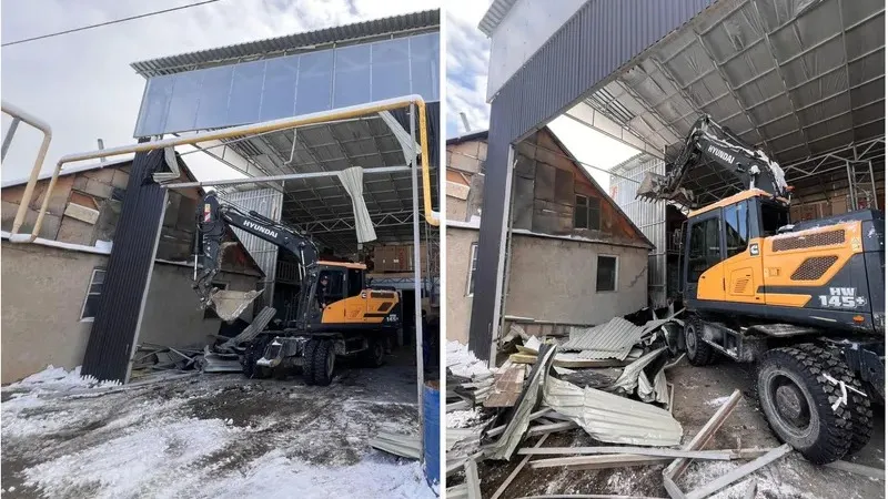 Алматыда заңсыз салынған екі қабатты ғимарат бұзылып жатыр