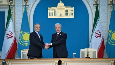 Қасым-Жомарт Тоқаев пен Масуд Пезешкианның бірлескен мәлімдемесі барысында Ираннан Қазақстан тарихына қатысты көне қолжазбалар табылғаны белгілі болды, деп хабарлайды Zakon.kz., сурет - Zakon.kz жаңалық 11.12.2025 15:30