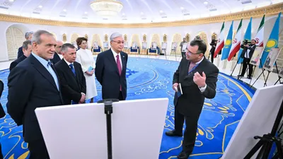 Қазақстан президенті Қасым-Жомарт Тоқаев пен Иран президенті Масуд Пезешкиан Астанада өткен ресми шара барысында Иран архивінен табылған қазақ тарихына қатысты құнды қолжазбалардың көрмесін көрді, деп хабарлайды Zakon.kz., сурет - Zakon.kz жаңалық 11.12.2025 16:09