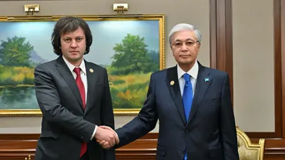 Ашхабадтағы халықаралық форум аясында Қасым-Жомарт Тоқаев Грузия Премьер-министрі Ираклий Кобахидземен кездесті, сурет - Zakon.kz жаңалық 12.12.2025 15:01