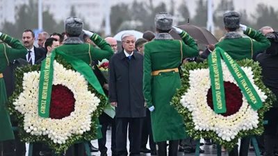 Мемлекет басшысы Ашхабадтағы Бейтараптық монументіне гүл шоғын қойды