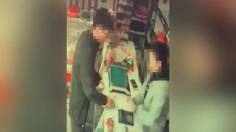 Оралда ер адам жалған ақшаны пайдаланып, тауар сатып алып жүрген