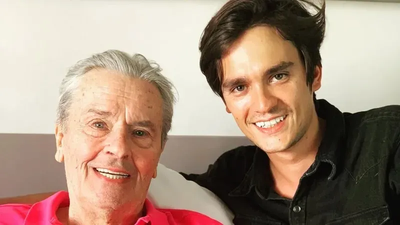 Ален Делонның ұлы әкесінің өсиетінен туған әпкесін шығарып тастауды талап етті