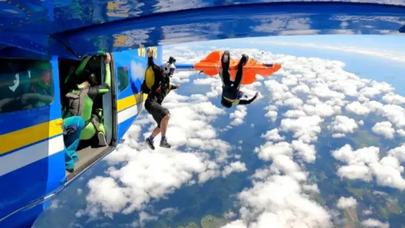 Парашютші ұшақ қанатына ілініп, оқыс бола жаздады