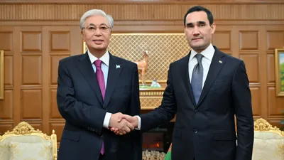 Мемлекет басшысы Қасым-Жомарт Тоқаев, Түрікменстан президенті Сердар Бердімұхамедов, сурет - Zakon.kz жаңалық 11.12.2025 23:24