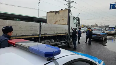 Алматыдағы "оптовкада" жүк көлігі әйелді таптап өтті, сурет - Zakon.kz жаңалық 13.12.2025 15:43