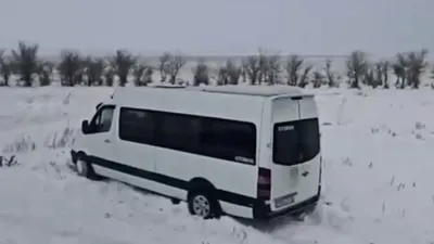 ШҚО-да ауа райының қолайсыздығынан адамдар отырған шағын автобус жолда тұрып қалды, сурет - Zakon.kz жаңалық 13.12.2025 14:41