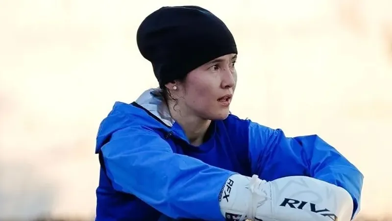 "Шұғыл ақша керек". Назым Қызайбай өзіне сыйға тартылған көлікті сатпақшы