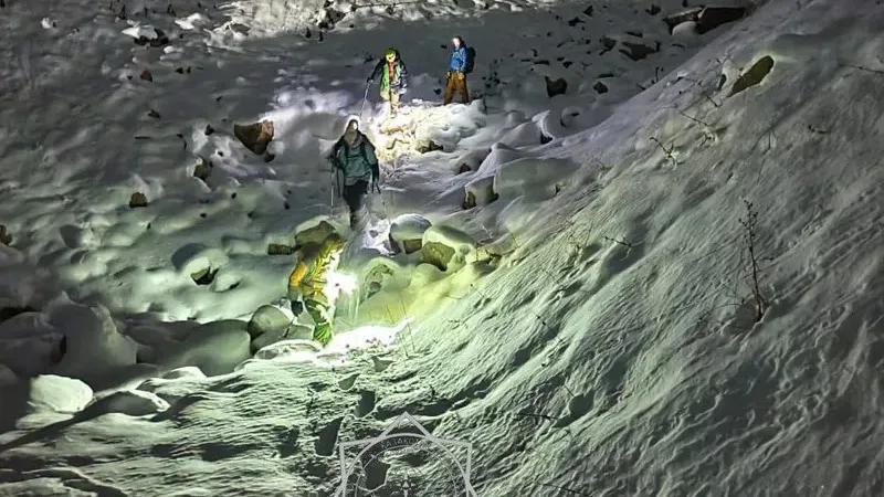 Алматы облысында тау басына шығып алған екі турист қиын жағдайға тап болған