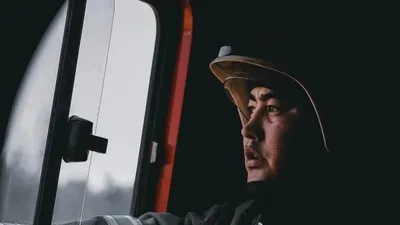 "Бүкіл өмірім көз алдымнан өтті": Оралда пәтерде болған жарылыстан аман қалған өрт сөндірушінің тарихы, сурет - Zakon.kz жаңалық 15.12.2025 16:33