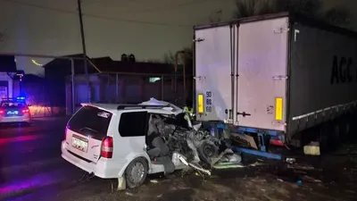 Алматыда жүргізуші жүк көлігінің астына кіріп кетті - ер адам ғажап түрде аман қалған , сурет - Zakon.kz жаңалық 15.12.2025 10:39