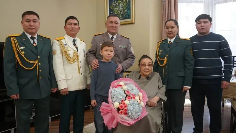 Алматыда Бибігүл Төлегенованы әскери оркестрмен құттықтады