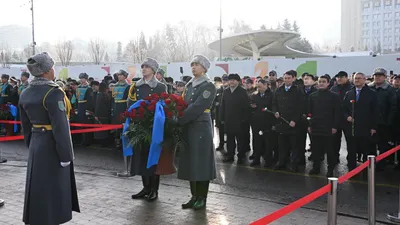 Қазақстан Республикасының Тәуелсіздік күніне орай Алматыда "Тәуелсіздік" монументіне гүл шоқтарын қою рәсімі өтті., сурет - Zakon.kz жаңалық 16.12.2025 11:45