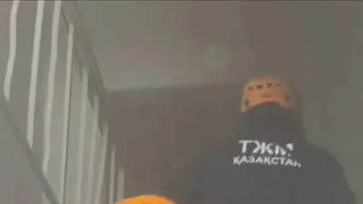 Қостанайда көпқабатты үйде жиһаз өртеніп, түтін толған ғимараттан ондаған адам эвакуацияланды, сурет - Zakon.kz жаңалық 16.12.2025 18:11
