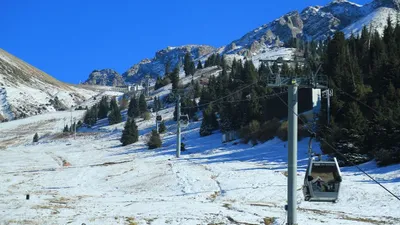 Орталық коммуникациялар қызметінің алаңында өткен брифинг барысында Алматы қаласының әкімі Дархан Сатыбалды туризмді дамытудағы негізгі қиындық – туристерге арналған инфрақұрылымның жеткіліксіздігінен болып отырғанын мәлімдеді., сурет - Zakon.kz жаңалық 17.12.2025 16:40