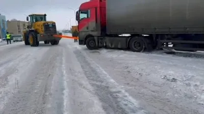 Жүк көлігі, Аягөз, бұзылу, көлік кептелісі, қолайсыз ауа райы, сурет - Zakon.kz жаңалық 17.12.2025 17:51