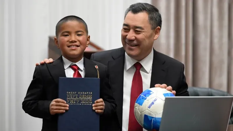 Қырғызстанда қалың қарды кешіп мектепке барған оқушы Садыр Жапаровтан сыйлық алды