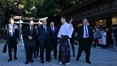 Мемлекет басшысы Жапонияға ресми сапары барысында Токиодағы Мейджи Джингу синто ғибадатханасына барды., сурет - Zakon.kz жаңалық 18.12.2025 11:47