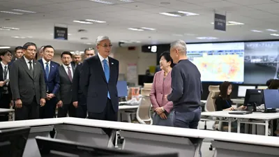 Президент Қасым-Жомарт Тоқаев Токио қаласының Төтенше жағдайлар жөніндегі ахуалдық орталығын аралап көрді., сурет - Zakon.kz жаңалық 19.12.2025 09:01