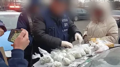 Астанада полиция есірткі заттарын сақтап, таратты деген күдікпен ер адамды ұстады. Күдіктінің Kia көлігін жедел іздестіру іс-шаралары барысында тоқтатқан. , сурет - Zakon.kz жаңалық 19.12.2025 12:24