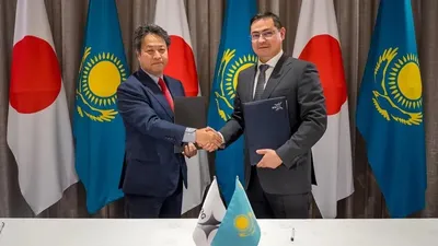 Hitachi Construction Machinery компаниясымен жасалған меморандум Hitachi EH4000 карьерлік самосвалдарының қозғалтқыш қондырғыларын гибридтік режимде пайдалану үшін модификациялау перспективаларын, сондай-ақ ERG тау-кен жабдығының тұрақты жұмысын арттыру мақсатында жасанды интеллектті қолдану мүмкіндіктерін бірлесіп зерттеуді көздейді.  Тараптар сондай-ақ төмен көміртекті ізге ие өнімдерді халықаралық нарықтарға жеткізу перспективаларын зерттеп, логистикалық тізбектерді жетілдіру, минералдық ресурстар саудасын дамыту, сондай-ақ қойма, кеден және көлік инфрақұрылымын қамтамасыз ету бойынша ұзақ мерзімді шешімдерді әзірлеу бойынша келісімге келді.  Жасалған келісімдерге қатысты пікір білдірген Шухрат Ибрагимов бұл келісімдердің ERG дамуы үшін, сондай-ақ жалпы отандық өндірісті дамытуда маңызды кезең ашатынын атап өтті.  «Жапонияның жетекші компанияларымен ынтымақтастық бізге технологиялық жаңғыртуды жеделдетуге, экологиялық таза шешімдерді енгізуге және қазақстандық өндірістердің әлеуетін кеңейтуге мүмкіндік береді. Біз мұнда тек топ кәсіпорындары үшін пайда ғана емес, сонымен қатар саланың және ел экономикасының дамуына елеулі үлес бар екенін көреміз. Қол қойылған меморандумдар мемлекет басшысының Жолдауында көрсетілген басымдықтарға – критикалық маңызды салаларды дамытуға, өндірістік суверенитетті нығайтуға және заманауи, жоғары технологиялық өндірістерге көшуге – толық сәйкес келеді. Жапон серіктестермен бірлескен жобалар ұзақ мерзімді, тұрақты нәтижелер береді деп сенеміз», – деді ол.  Сонымен қатар, Шухрат Ибрагимов ERG стратегиялық халықаралық серіктестіктерді дамытуға жұмысын жалғастыратынын, өндіріс процестерін трансформациялау, көміртек ізін азайту және Қазақстанның критикалық маңызды ресурстар нарығындағы позицияларын нығайтуға бағытталғанын атап өтті., сурет - Zakon.kz жаңалық 22.12.2025 09:27