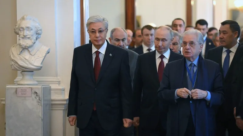 Қасым-Жомарт Тоқаев Санкт-Петербургте Эрмитажды аралады